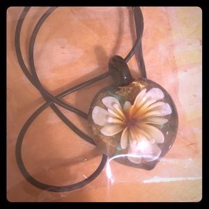 NWOT Flower Necklace
